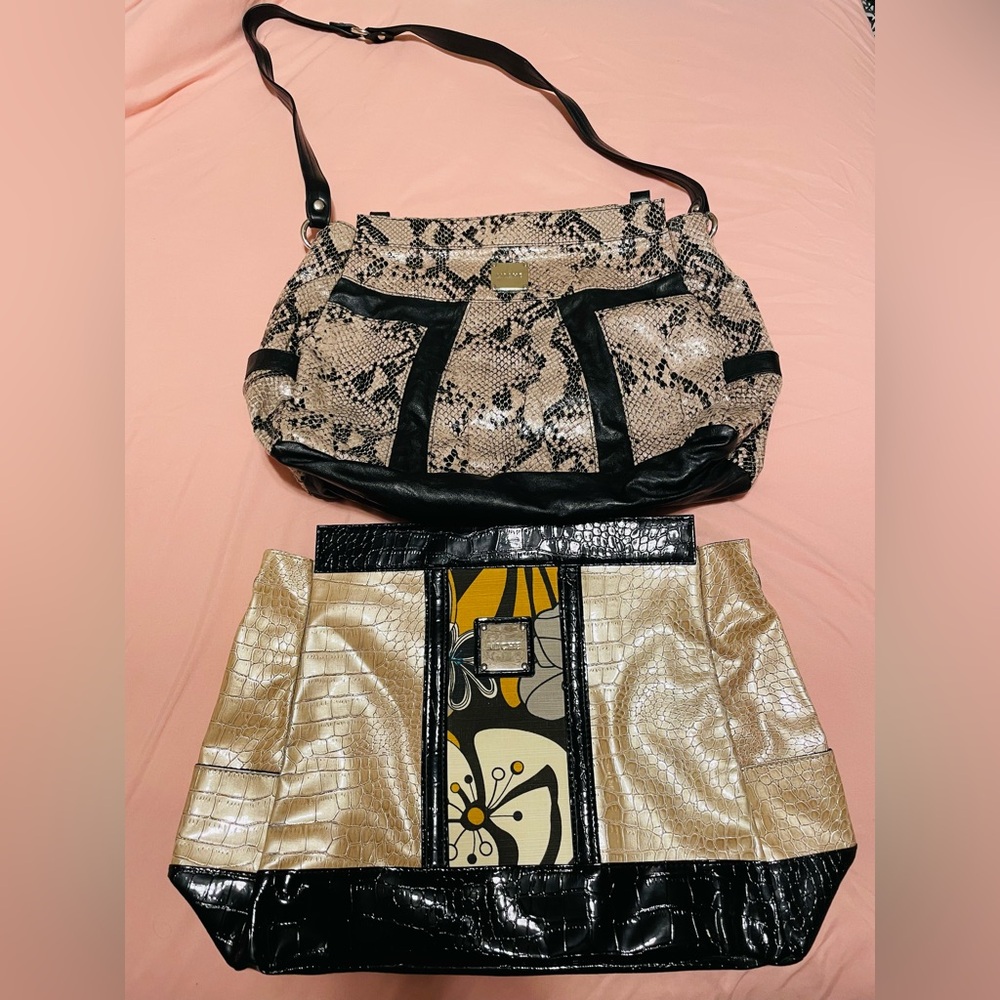 Miche tote bag comes with two shells! Adjustable strap!